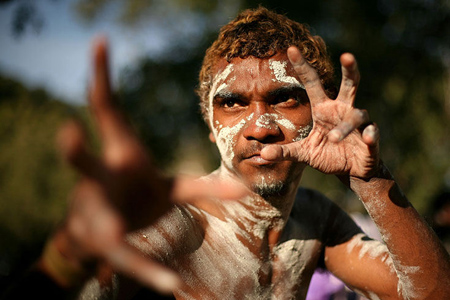 Imagen de un aborígen lanzando un boomerang [Fuente: Enciclopedia Encarta]